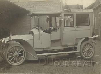 Fiat Reiswagen 68.jpg - Firma Broederlet verkocht vanuit de 1e Dorpsstraat diverse oude auto's waaronder deze: Fiat LReiswagen 18/24 pk. Eigenaar auto: Jhr. C.N. de Pesters (Huize Nuova) Opname tussen 1910-30